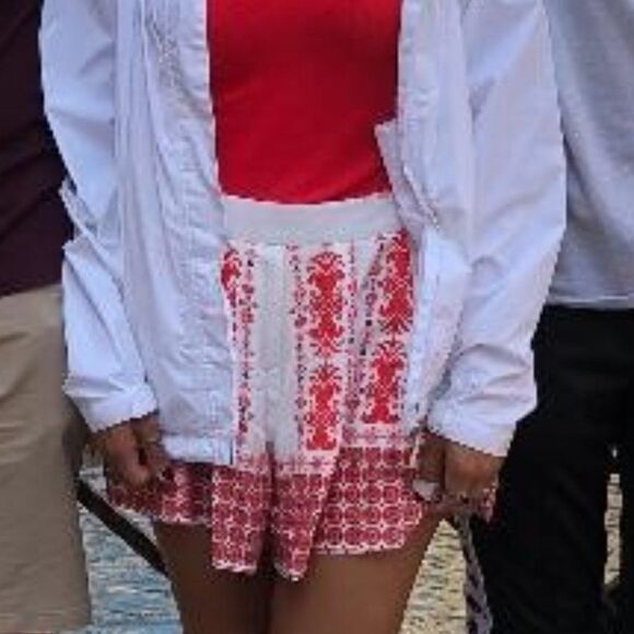 Papaya White & Red Patterned Shorts. Size Medium. Very Good Pre-Owned Condition. - Picture 5 of 6